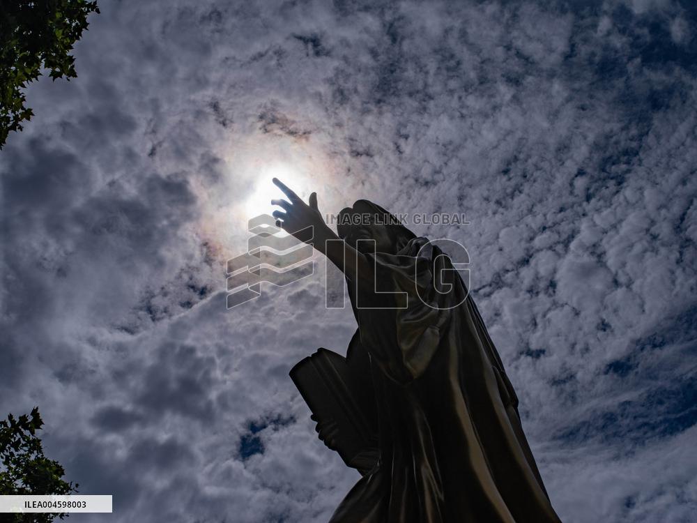 Ten Women Honoured On Rue De La Chapelle - Paris