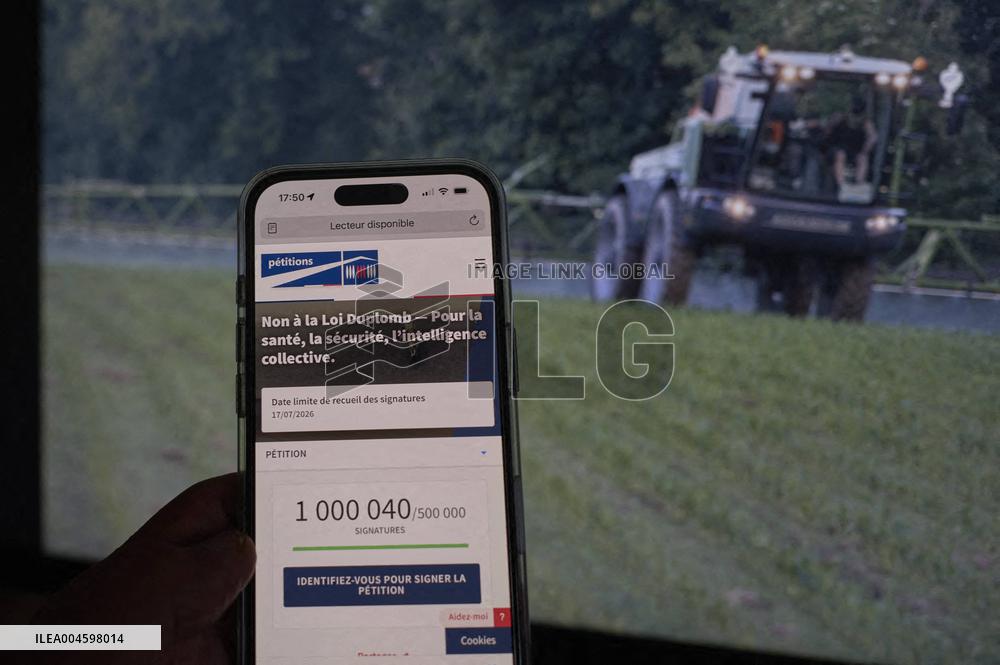 Illustration - The petition Against The Duplomb Law Exceeds 1 000 000 Signatures