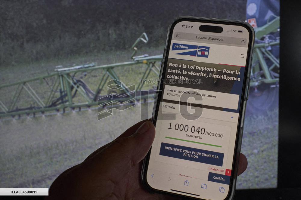 Illustration - The petition Against The Duplomb Law Exceeds 1 000 000 Signatures