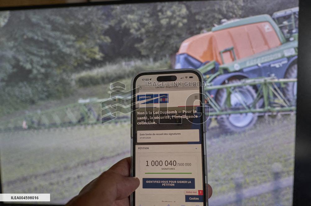 Illustration - The petition Against The Duplomb Law Exceeds 1 000 000 Signatures