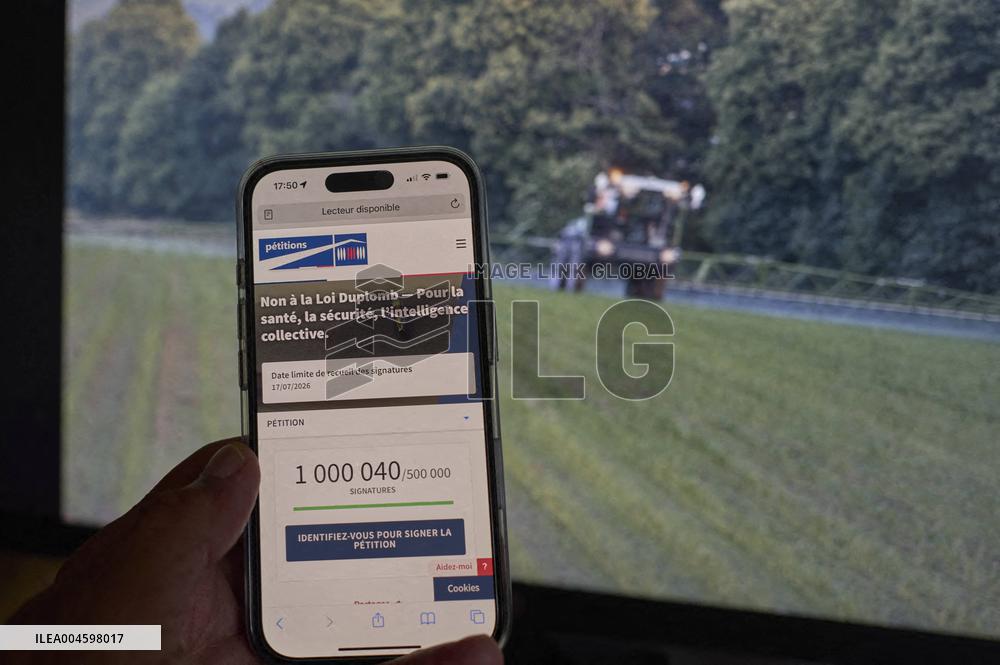 Illustration - The petition Against The Duplomb Law Exceeds 1 000 000 Signatures