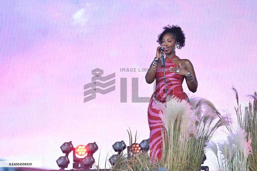 Lollapalooza Festival - Tems - Paris