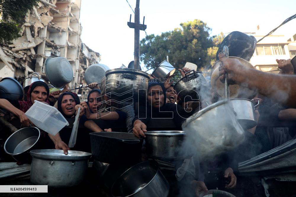 Palestinians Queue For Food Amid Ongoing Hunger Crisis - Gaza