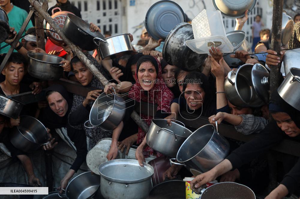 Palestinians Queue For Food Amid Ongoing Hunger Crisis - Gaza