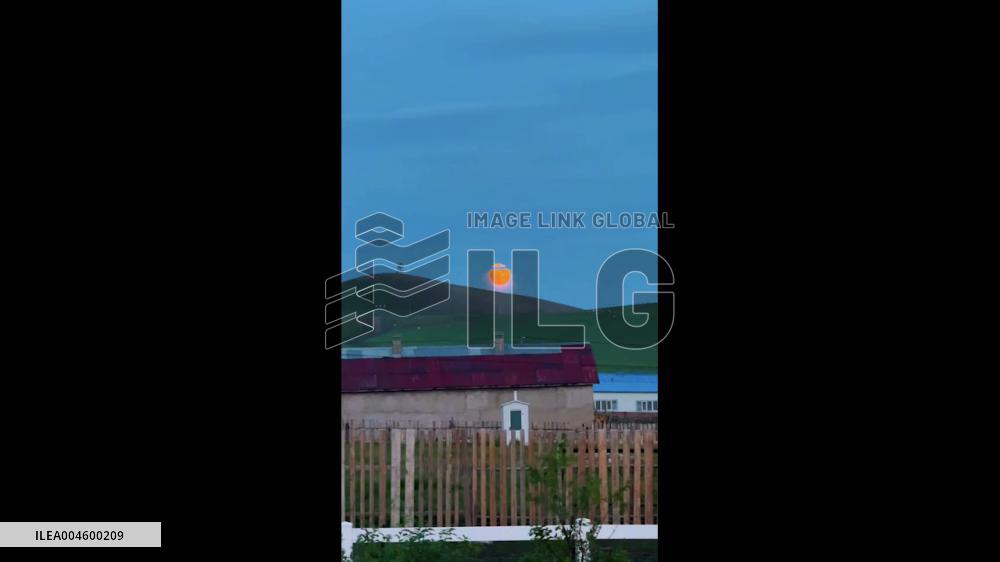 China: Spectacular Golden Moon Stuns Viewers in Inner Mongolia