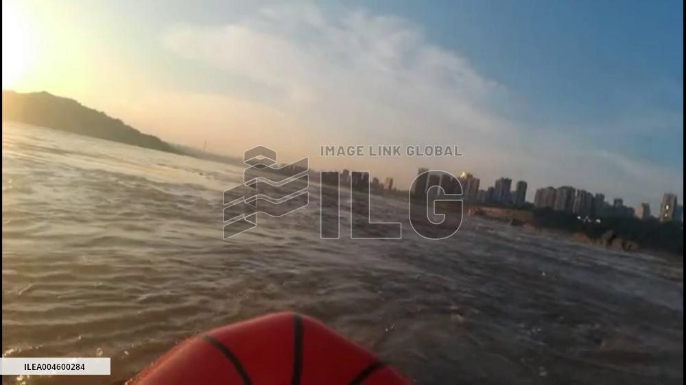 China: Man Narrowly Escapes Whirlpools While Rafting in Chongqing
