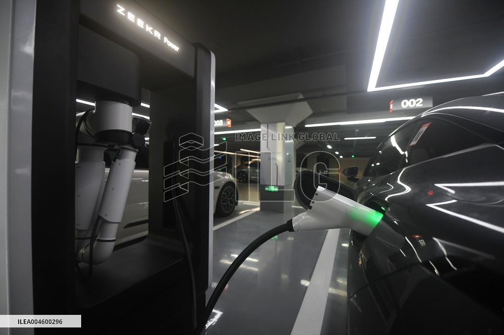 Intelligent Charging Robot