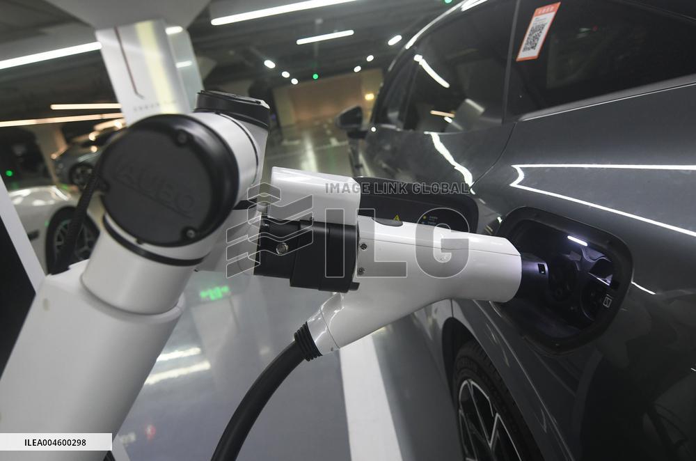 Intelligent Charging Robot