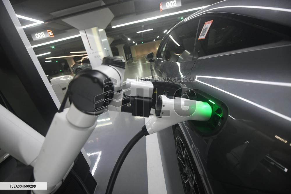 Intelligent Charging Robot