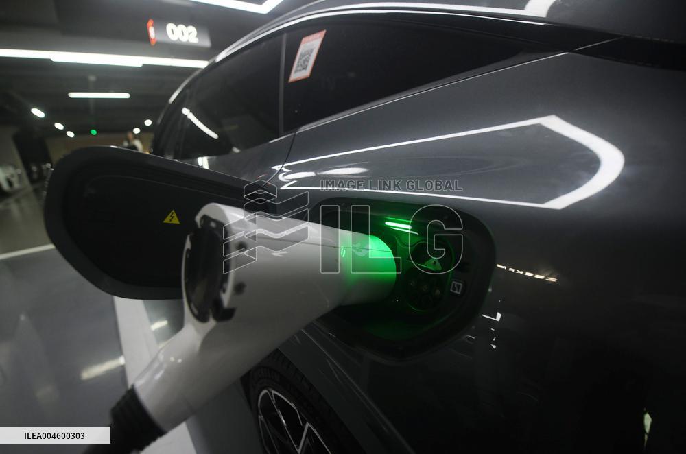 Intelligent Charging Robot