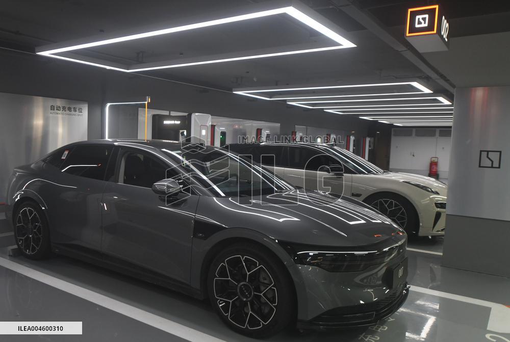 Intelligent Charging Robot