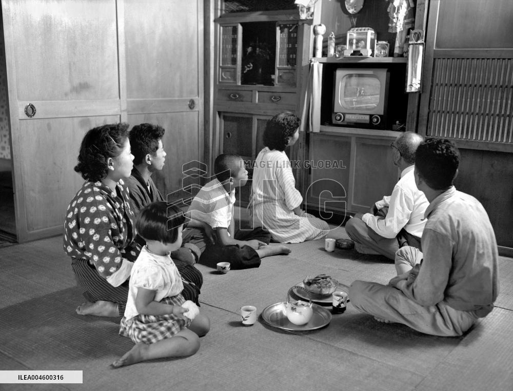 Black-and-white TV set in Japan in 1950s