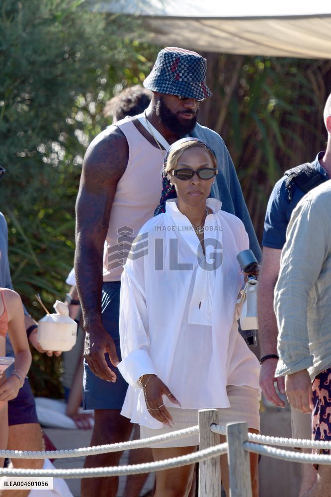 Lebron James And Wife At Club 55 - Saint-Tropez