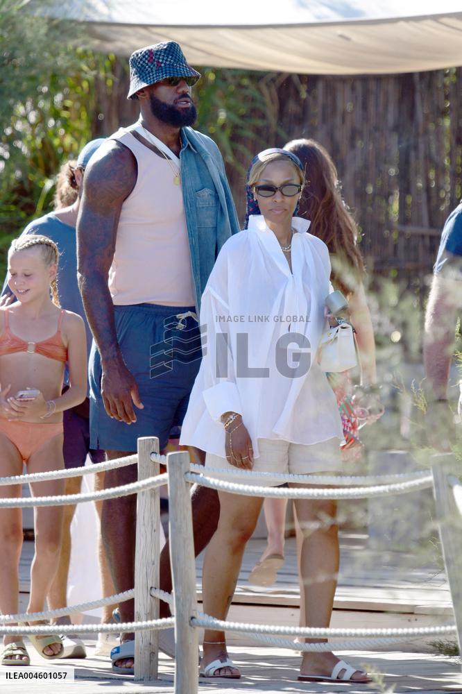 Lebron James And Wife At Club 55 - Saint-Tropez