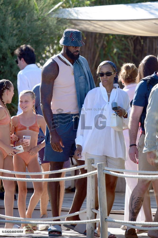 Lebron James And Wife At Club 55 - Saint-Tropez