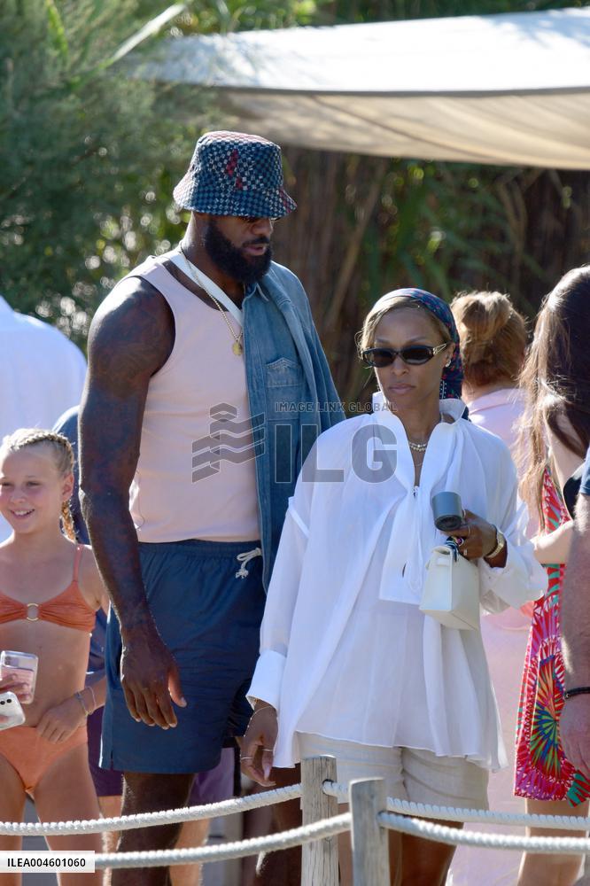 Lebron James And Wife At Club 55 - Saint-Tropez