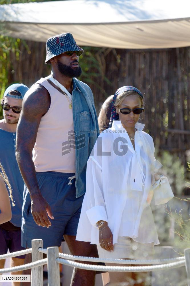 Lebron James And Wife At Club 55 - Saint-Tropez