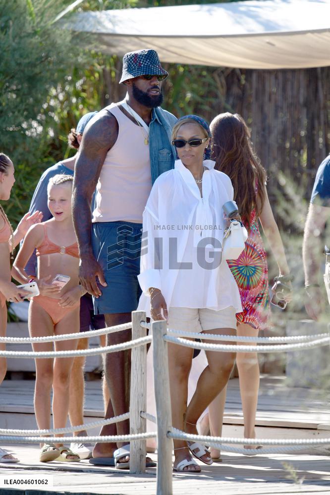 Lebron James And Wife At Club 55 - Saint-Tropez