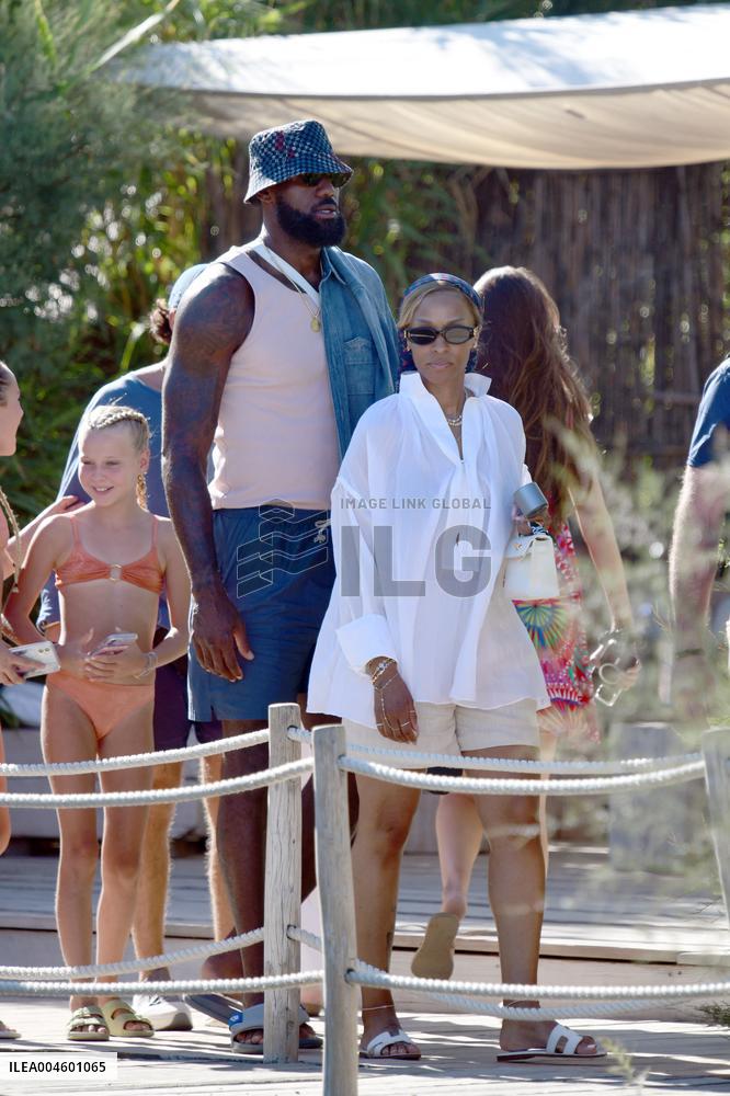 Lebron James And Wife At Club 55 - Saint-Tropez