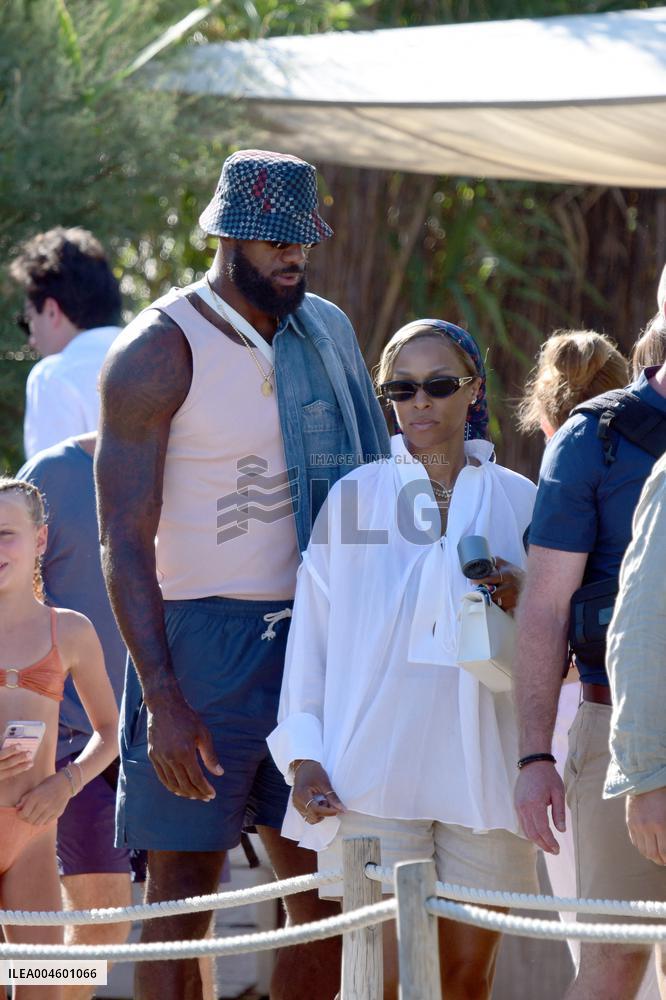 Lebron James And Wife At Club 55 - Saint-Tropez