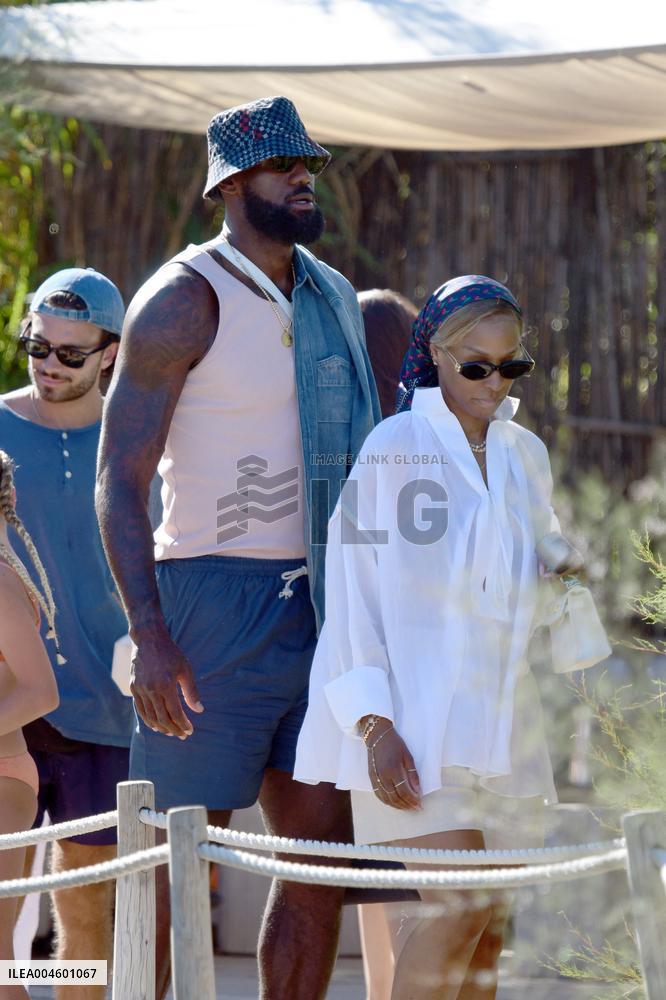 Lebron James And Wife At Club 55 - Saint-Tropez