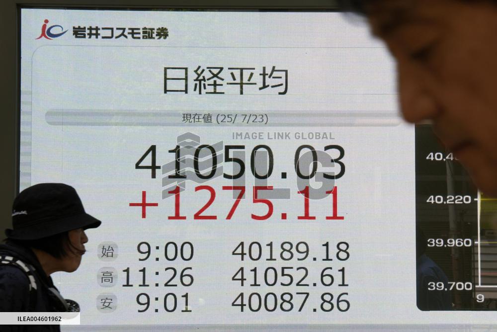 Tokyo stocks surge