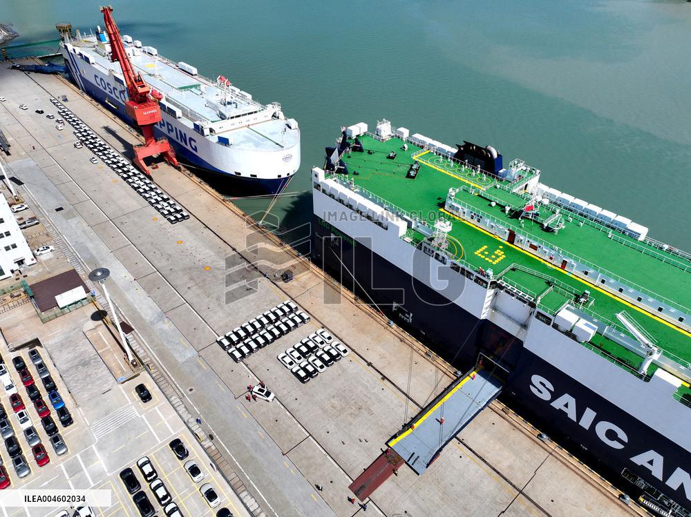 China Lianyungang Port Export Vehicles