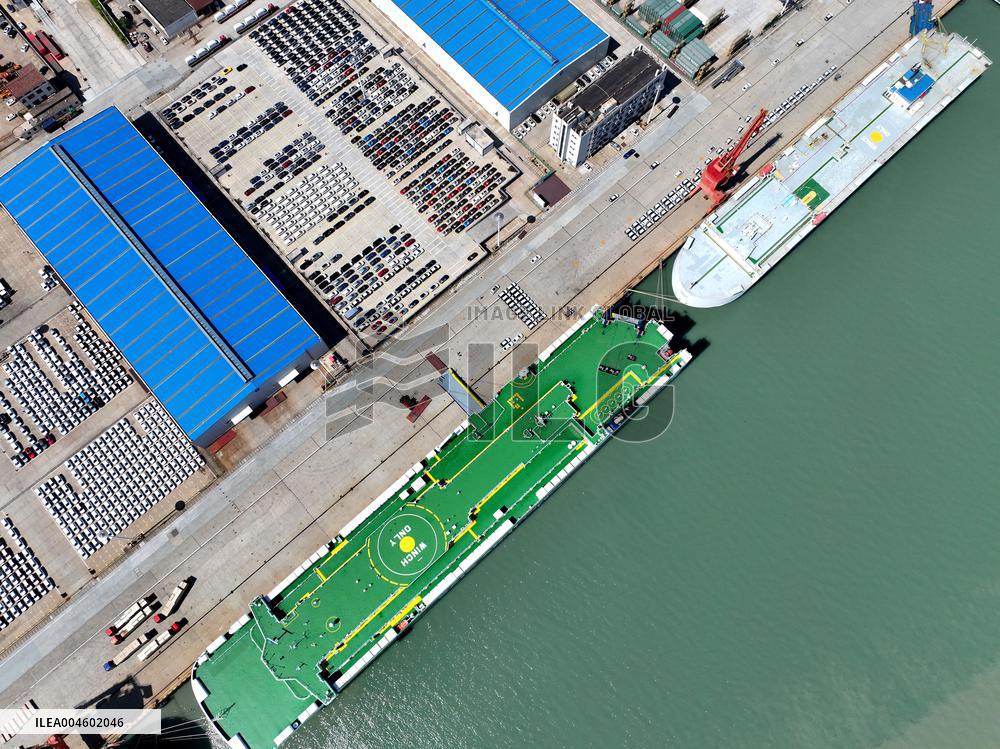 China Lianyungang Port Export Vehicles