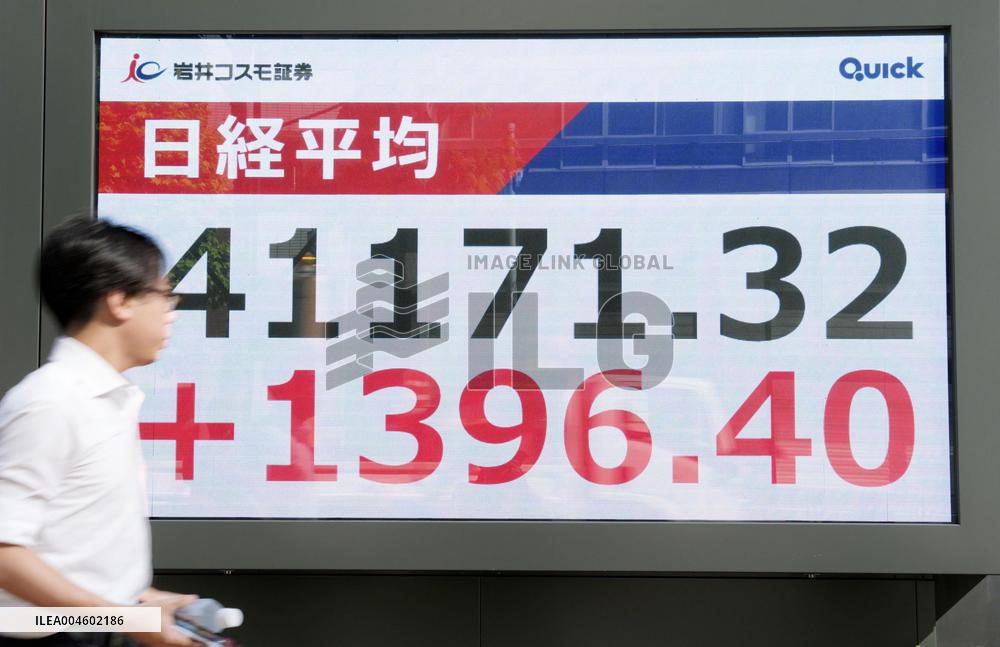 Tokyo stocks end up at 1-year high