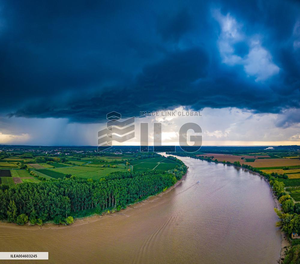 Illustration - Summer Thunderstorm in Bordeaux Vineyards
