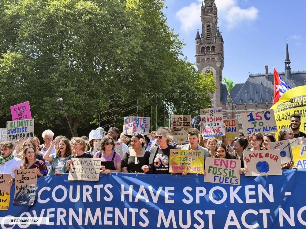 Climate rally in front of top UN court