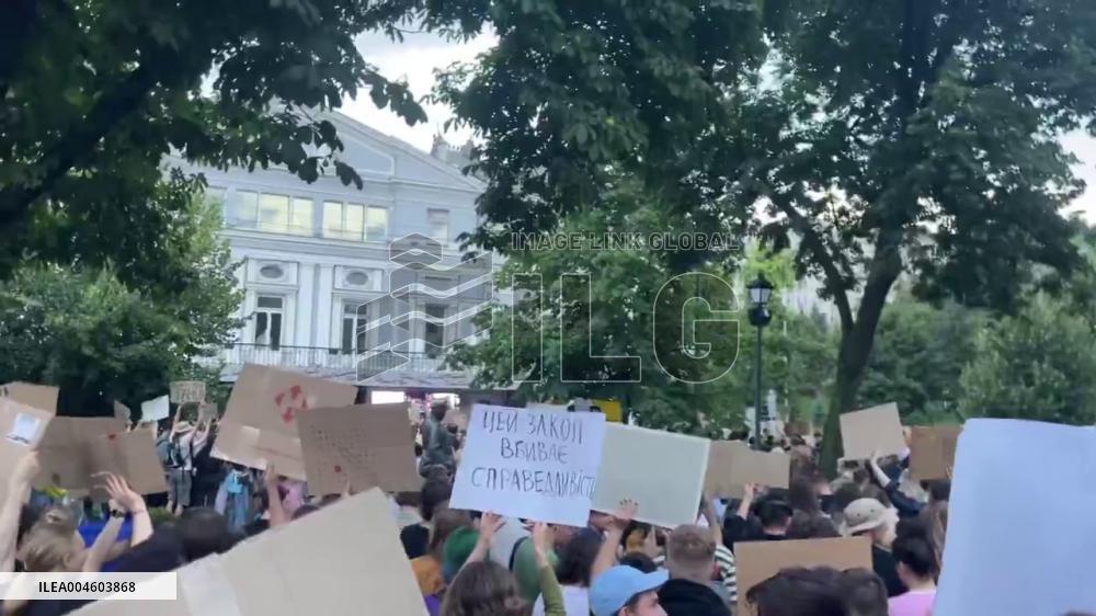 Ukraine: Protests Erupt Against Bill Weakening Anti-Corruption Agencies 4