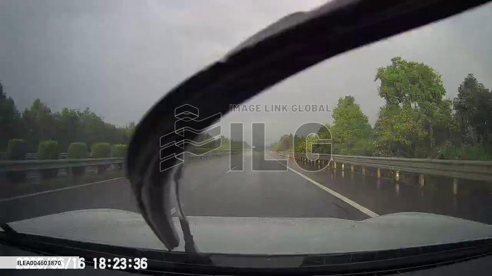 China: Driver Regains Control After Car Skids on Wet Highway in Hunan