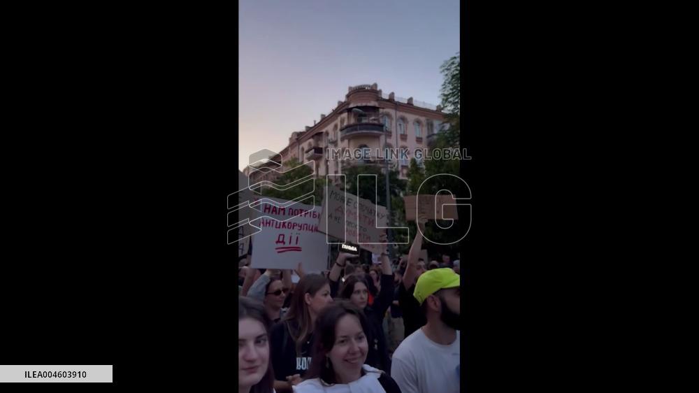 Ukraine: Protests Over Anti-Corruption Agencies Continue for Second Night in Kyiv 2