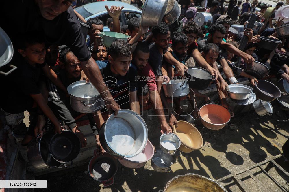 Charity Kitchen Delivers Food in Gaza City