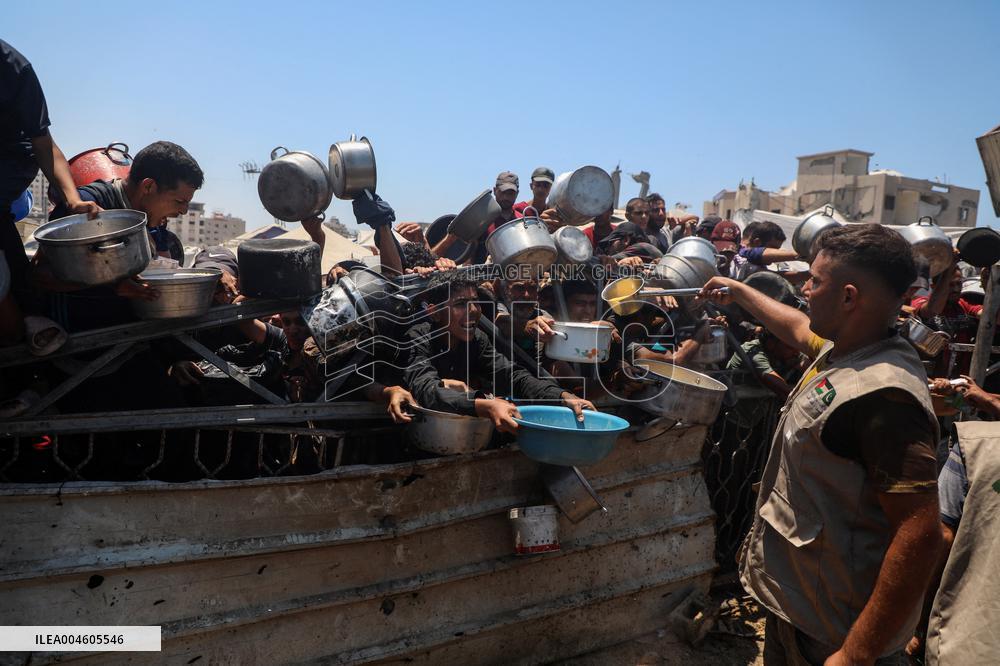Charity Kitchen Delivers Food in Gaza City