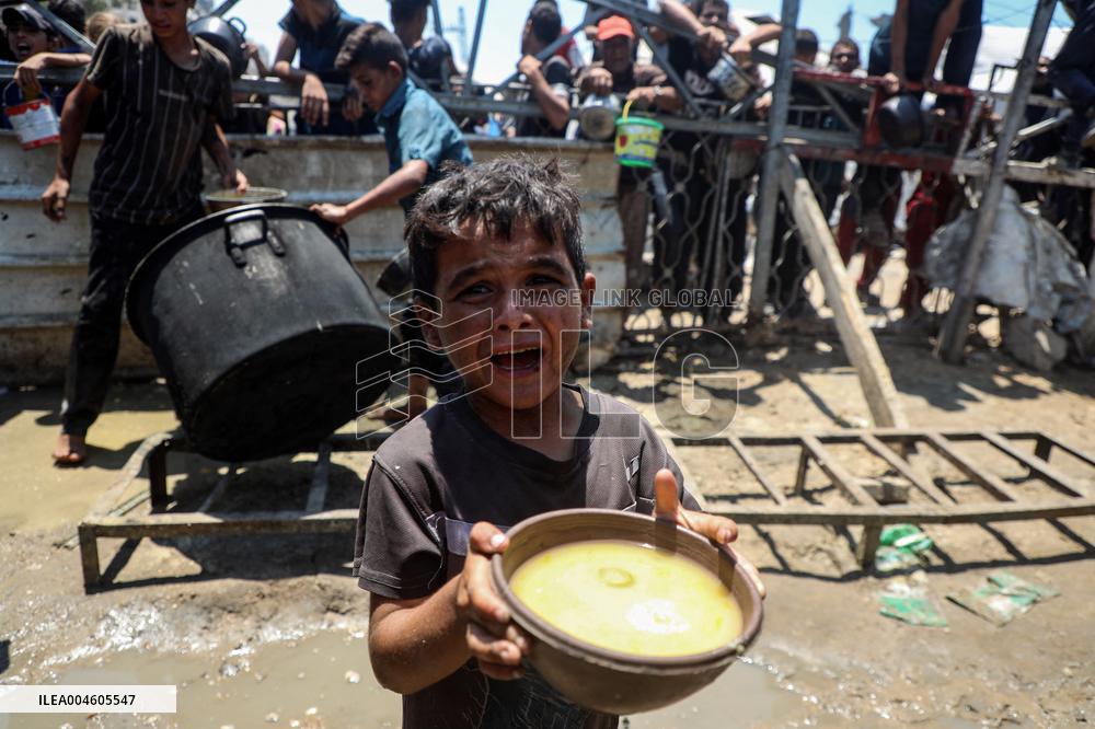 Charity Kitchen Delivers Food in Gaza City