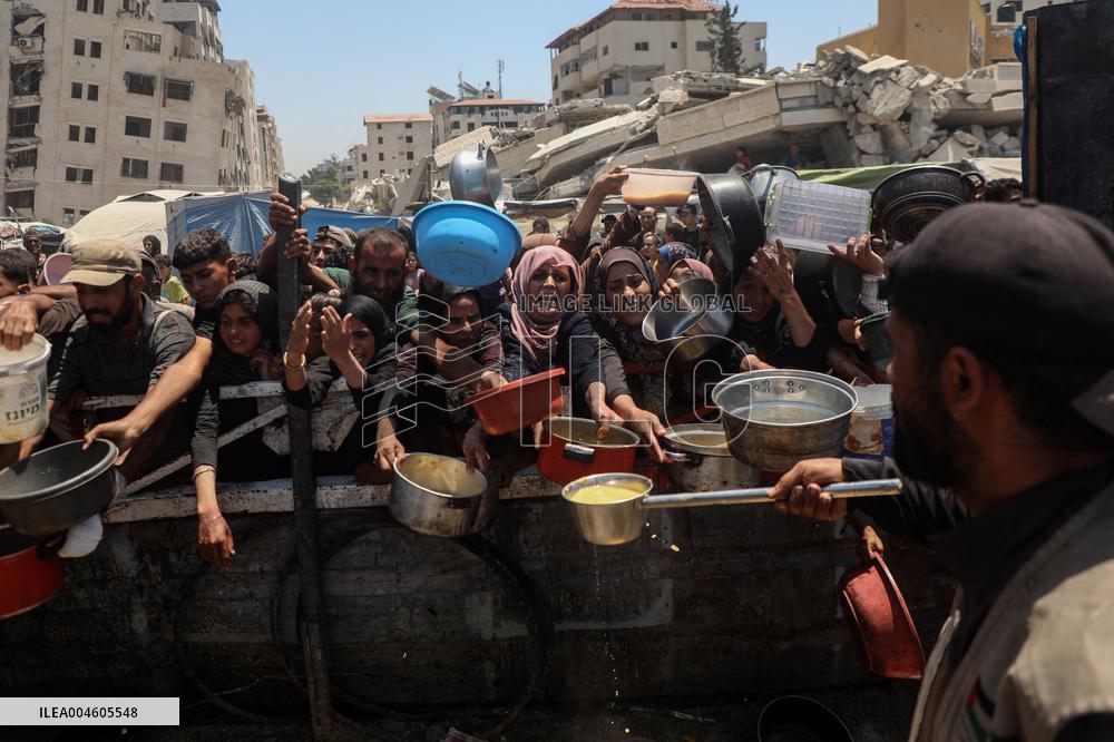 Charity Kitchen Delivers Food in Gaza City
