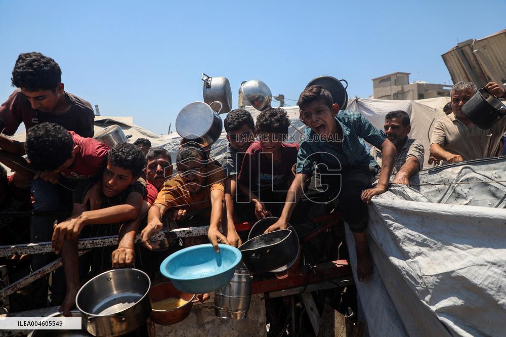 Charity Kitchen Delivers Food in Gaza City