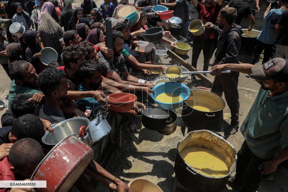 Charity Kitchen Delivers Food in Gaza City