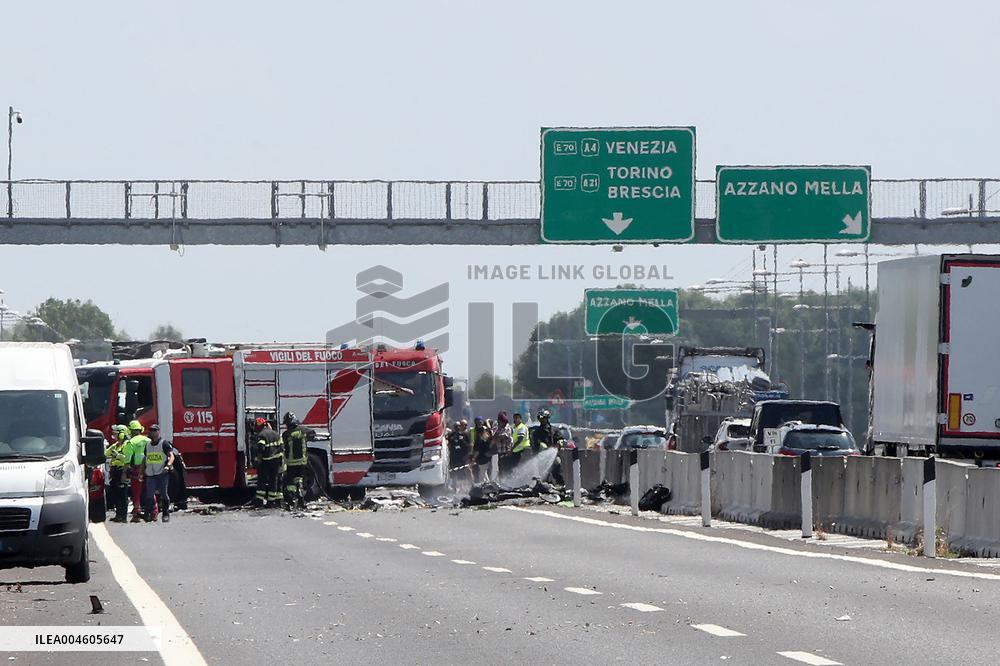 ULM Crash on Italian Highway Claims Two Lives - Italy