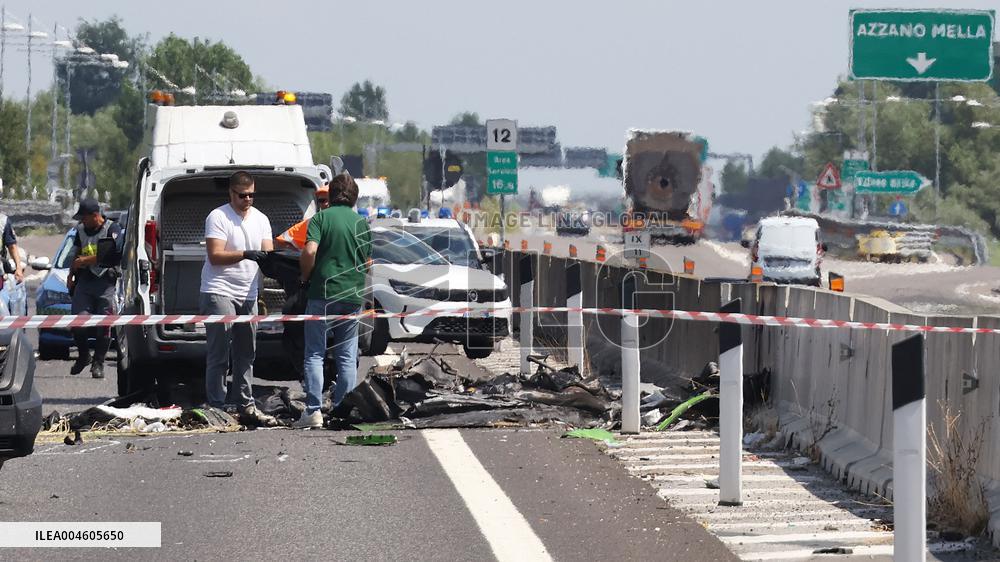 ULM Crash on Italian Highway Claims Two Lives - Italy