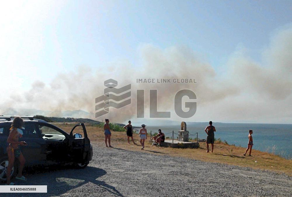 Fire Threatens Resort And Causes Evacuation - Italy