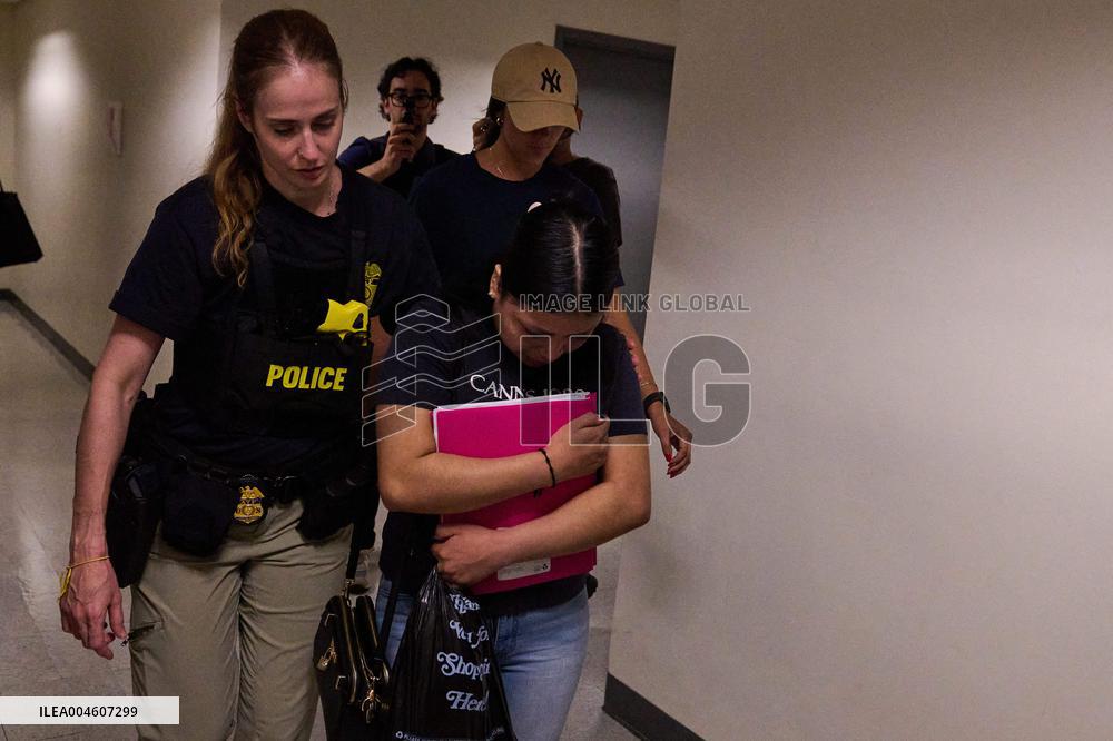 ICE Detains Immigrants in New York Court House - USA