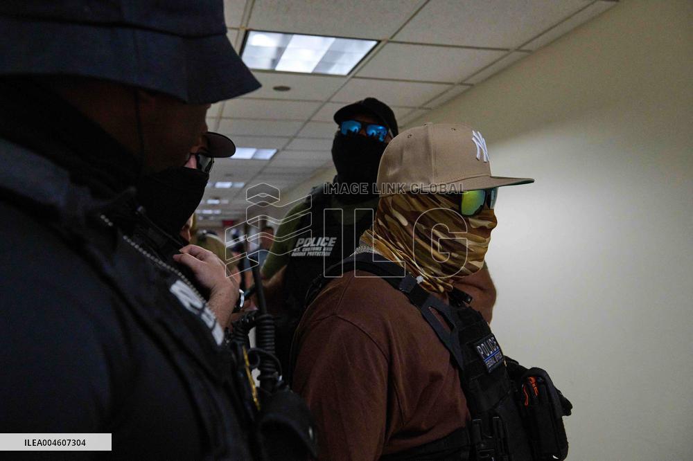 ICE Detains Immigrants in New York Court House - USA