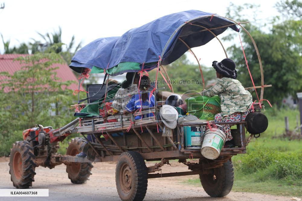 Cambodian villagers living near the border in Oddar