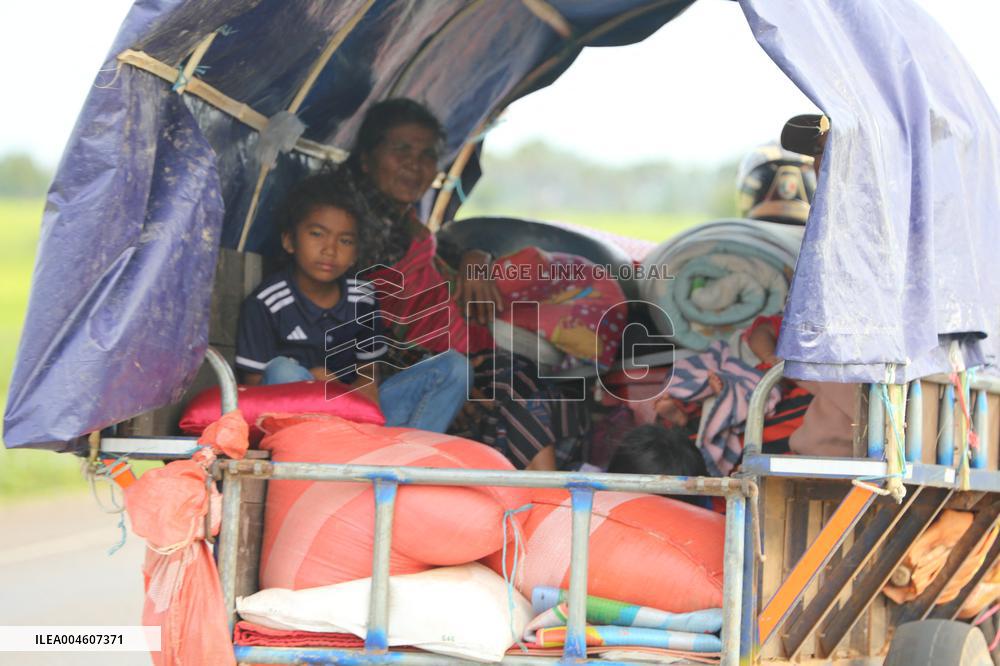 Cambodian villagers living near the border in Oddar