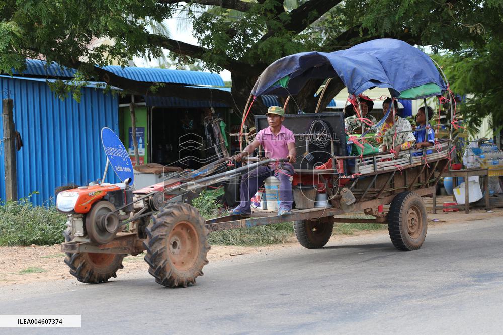 Cambodian villagers living near the border in Oddar
