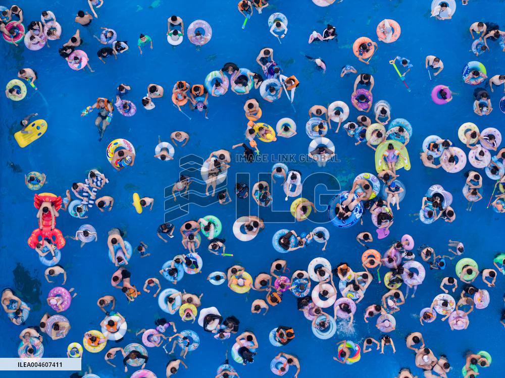 Tourists Enjoy Coolness in Huai 'an