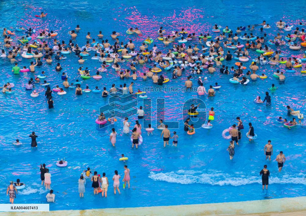 Tourists Enjoy Coolness in Huai 'an